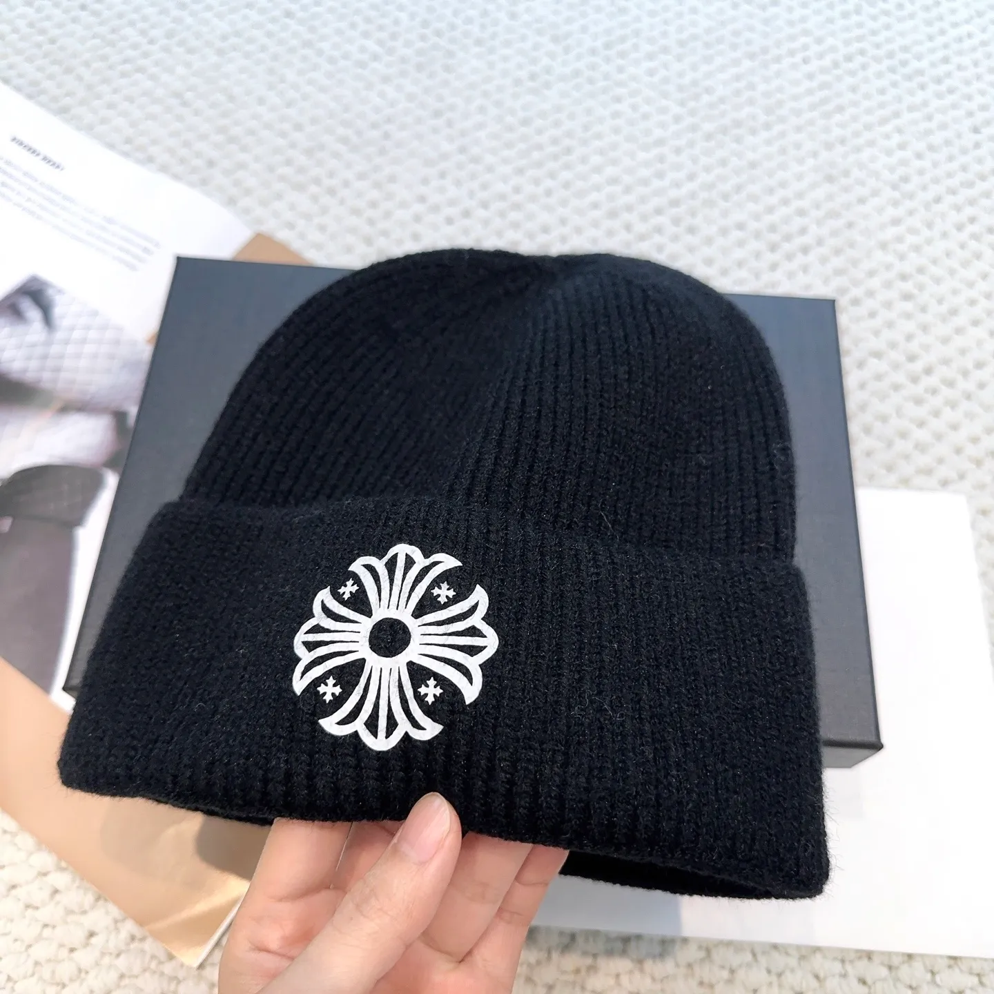 P50 🤍Chrome hearts new autumn and winter cross knitted hat🧶 One of the must-have hats in autumn and winter~ It really looks good on whoever wears it~, it is also a perfect match in black and white and gray in autumn~